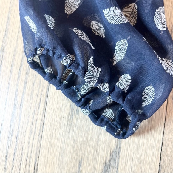 Veronica M Leaf Printed Navy and White 3/4 Sleeve Tie Front Blouse Size Medium - Picture 12 of 15